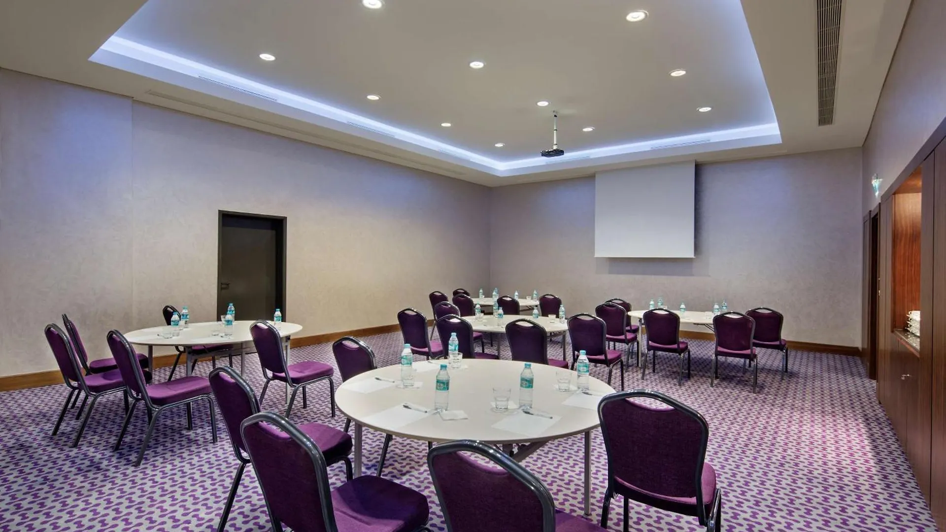 מלון Hampton By Hilton Istanbul Kayasehir