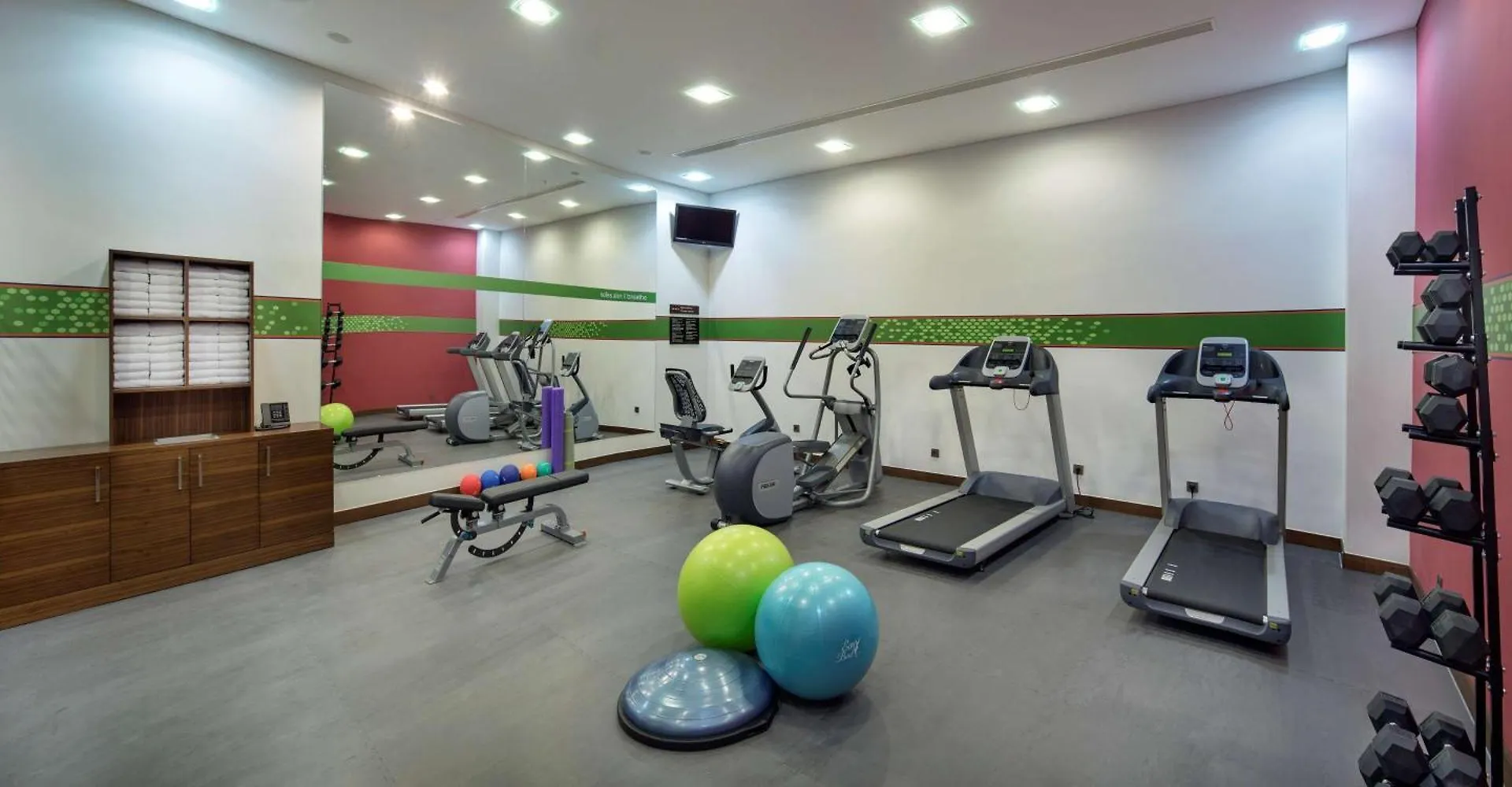 מלון Hampton By Hilton Istanbul Kayasehir